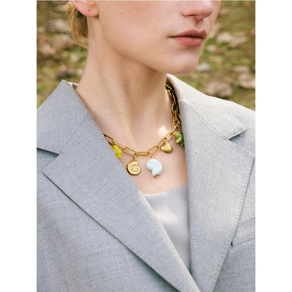 Collier doré à breloques bleues et vertes