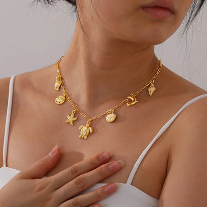 Collier doré à breloques tortue de mer et coquillages