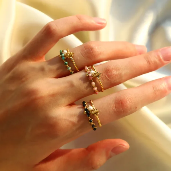 Bague à breloques blanches et roses dorée