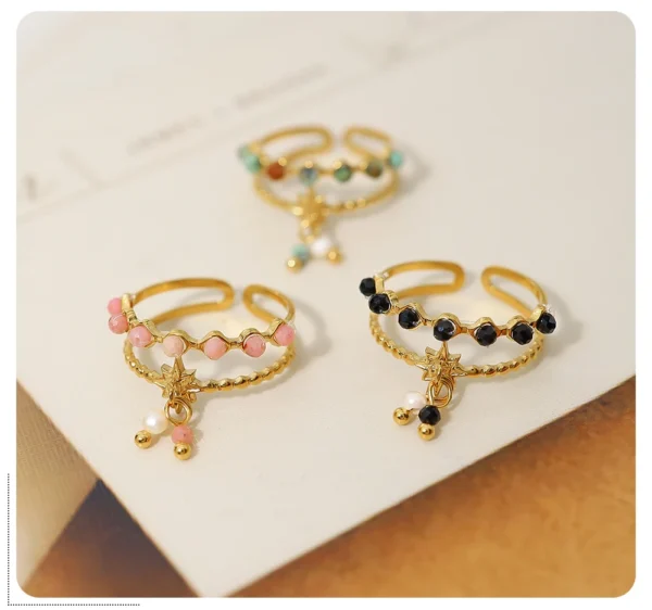 Bague à breloques blanches et vertes dorée