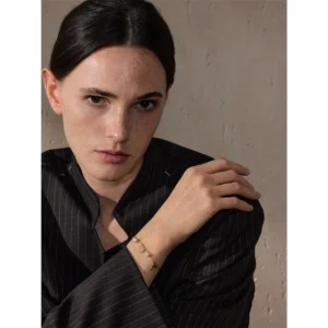 Bracelet à breloques avec coquillage perlé doré