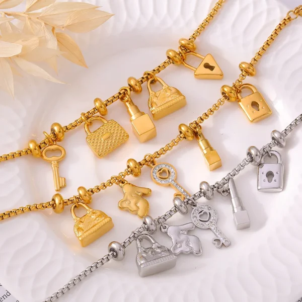 Bracelet à breloques doré avec clips et clé brillante