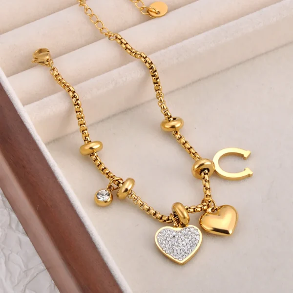 Bracelet à breloques doré avec clips et coeurs