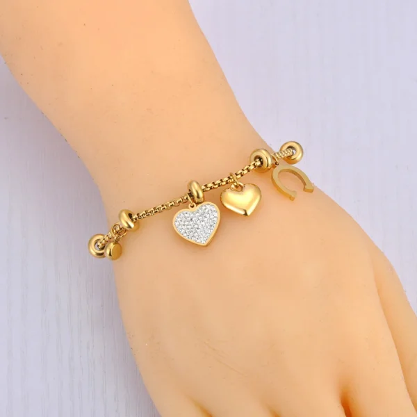 Bracelet à breloques doré avec clips et coeurs