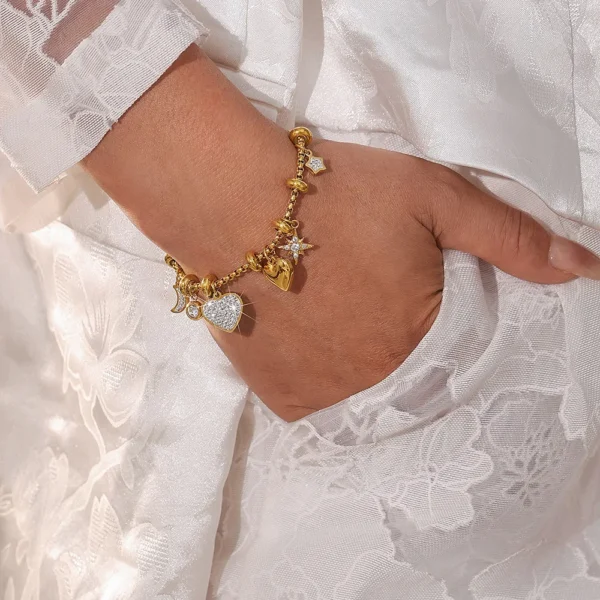 Bracelet à breloques doré avec clips et coeurs brillants
