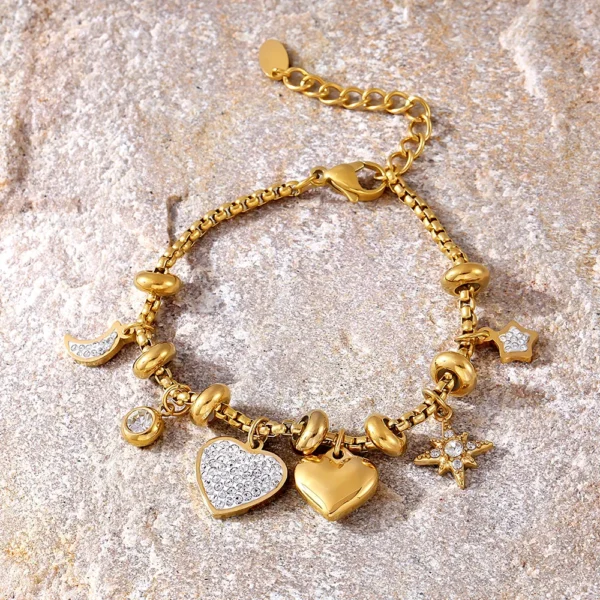 Bracelet à breloques doré avec clips et coeurs brillants