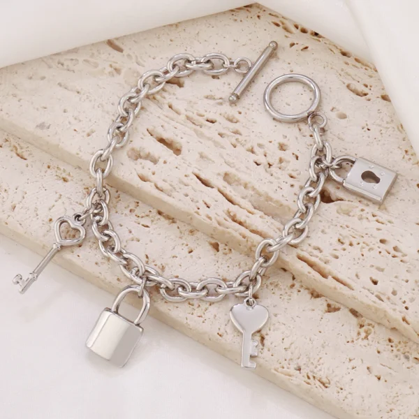 Bracelet breloques avec cadenas argenté à bascule