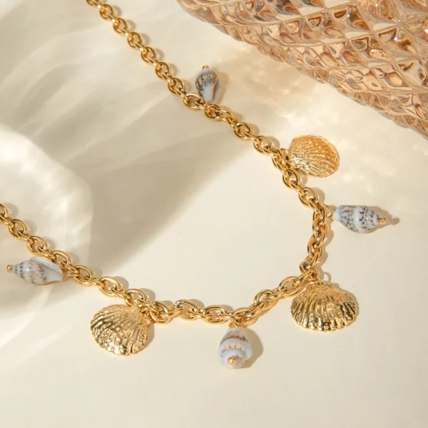 Collier à breloques avec coquillages doré
