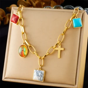 Collier à breloques avec croix doré