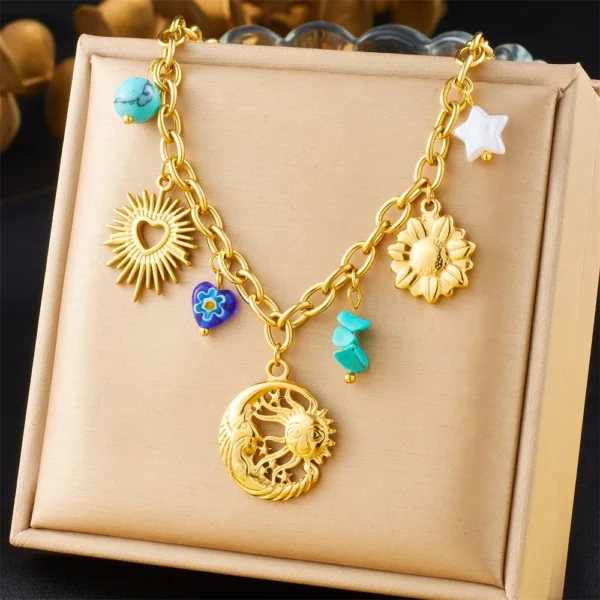Collier à breloques avec lune et soleil doré