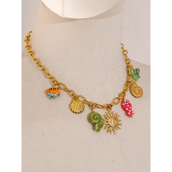 Collier à breloques colorées doré