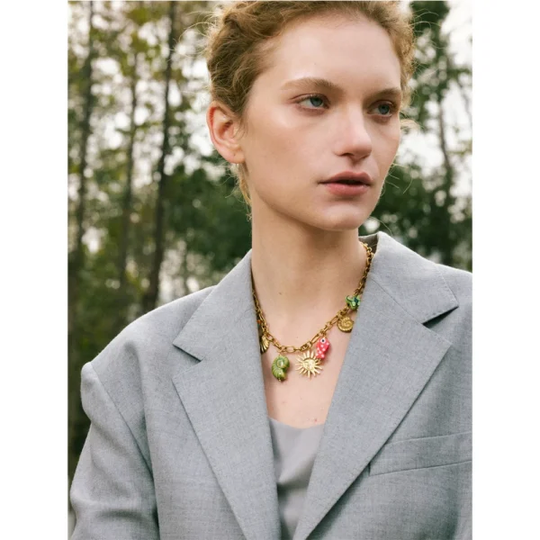 Collier à breloques colorées doré
