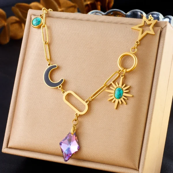 Collier à breloques doré avec cristal violet