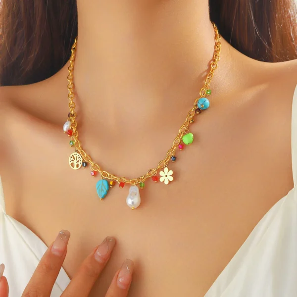 Collier à breloques doré et perle blanche