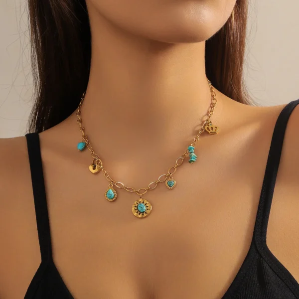 Collier à breloques doré et turquoises