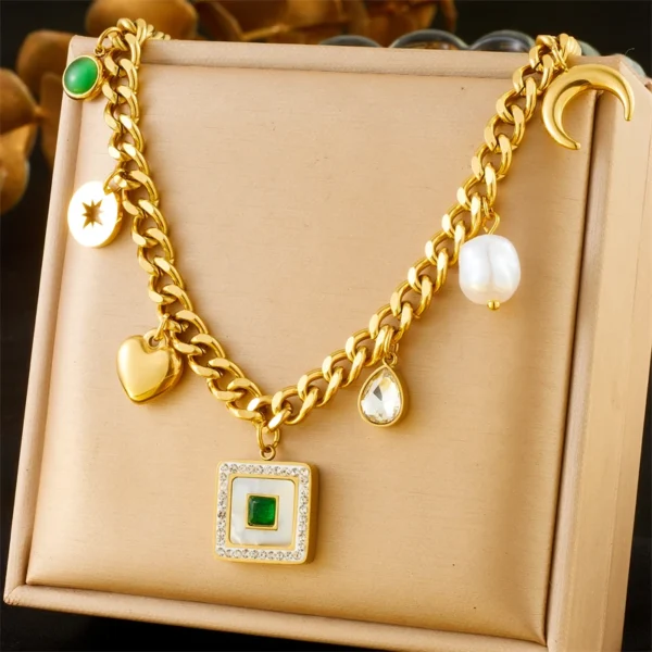 Collier à breloques doré, vert et pierres