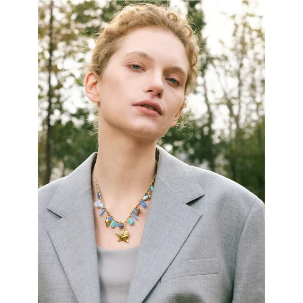 Collier breloques corail bleu et doré