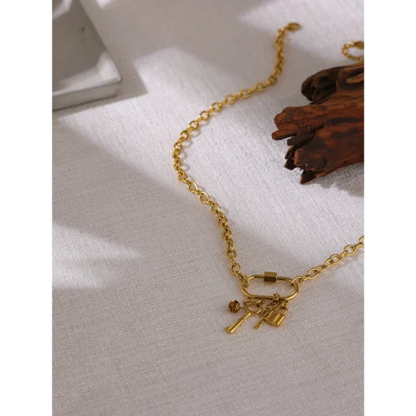 Collier breloques doré cadenas et clé