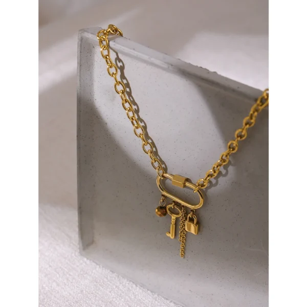Collier breloques doré cadenas et clé