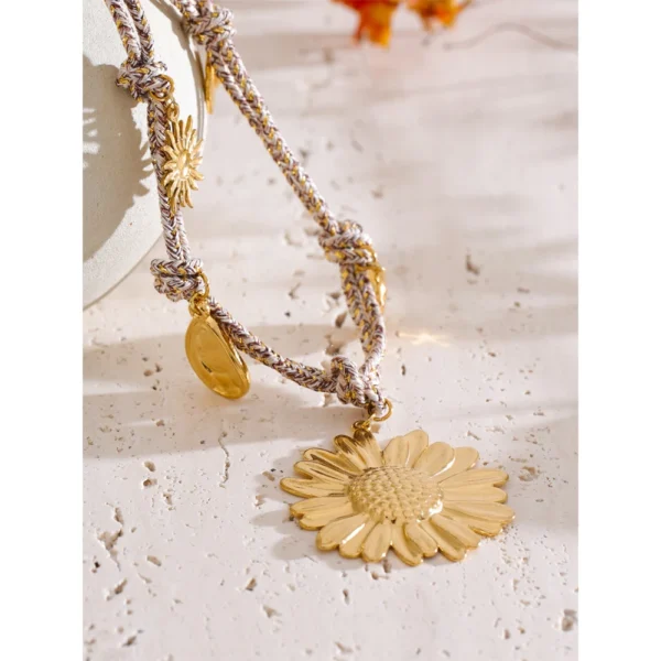 Collier breloques fleurs dorées et corde