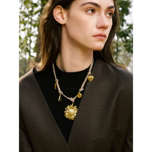 Collier breloques fleurs dorées et corde