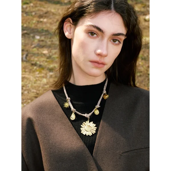 Collier breloques fleurs dorées et corde