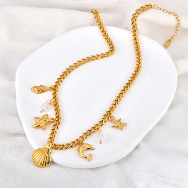 Collier doré à breloques avec coquillage