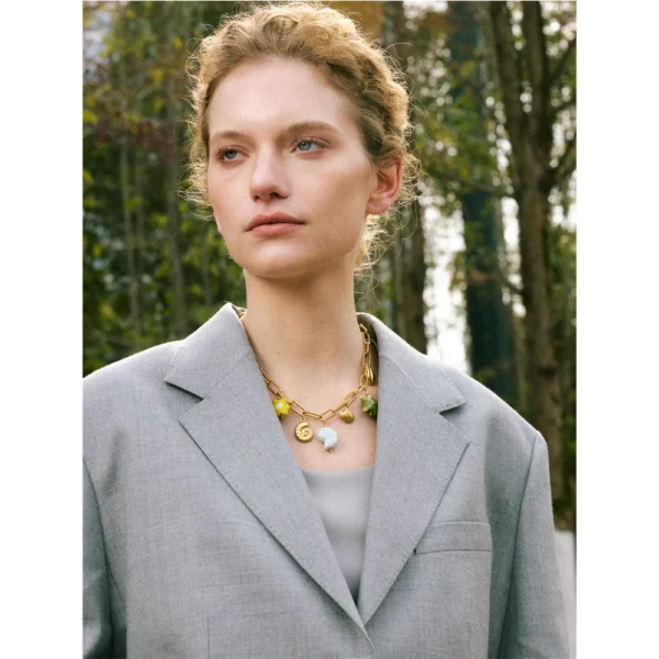 Collier doré à breloques bleues et vertes