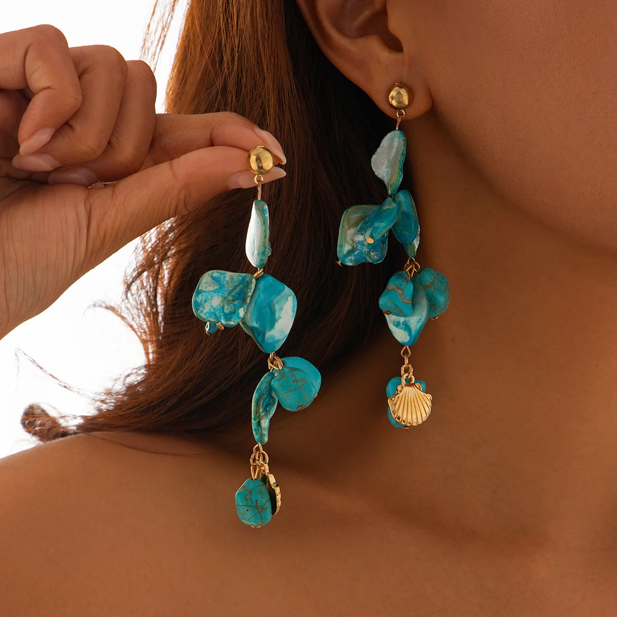 Boucles d'oreilles breloques turquoise marines en matières naturelles – Image 2