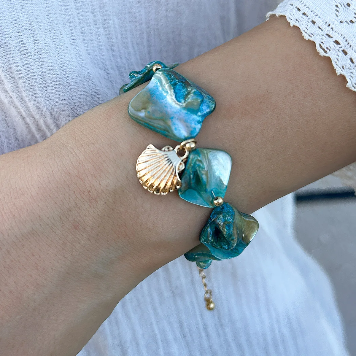 Bracelet breloques nacre bleu style bohème marin – Image 2