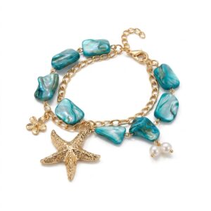 Bracelet bohème chic doré avec breloques nacre turquoise, étoile de mer et perles, style plage.