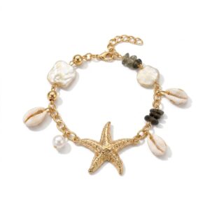 Bracelet bohème doré avec breloques nacre, étoile de mer, coquillages et perles pour un look estival.