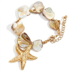 Bracelet bohème doré avec breloques nacre et étoile de mer, style plage chic.