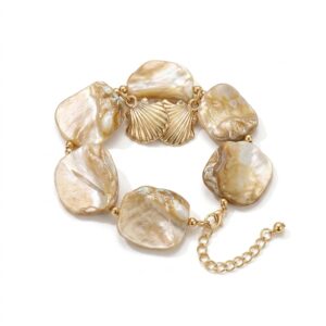 Bracelet bohème chic avec breloques coquillages dorés et perles de nacre irrégulières, style naturel et élégant.