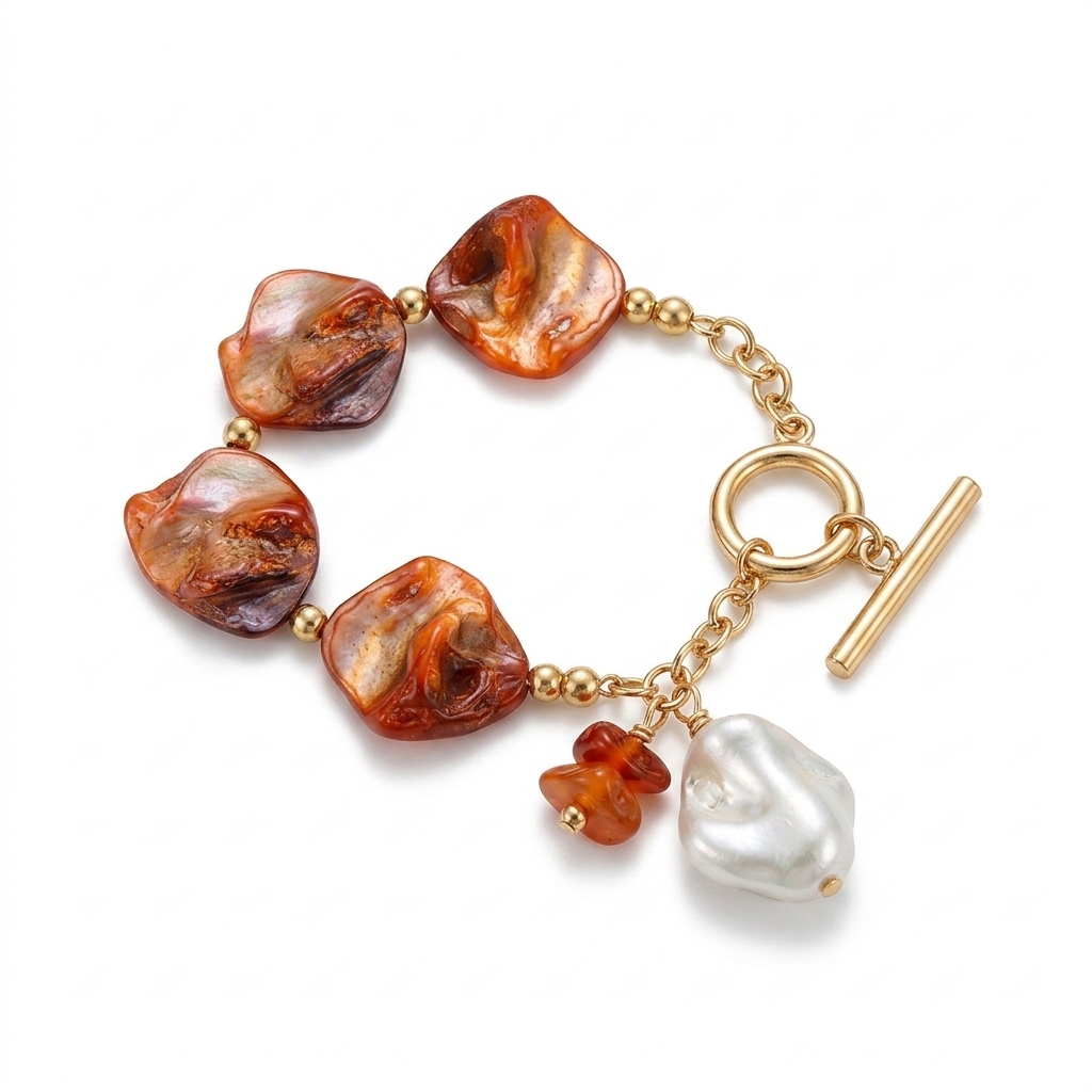 Bracelet breloques nacre multicolore : perles baroques, corail, nacre orange et fermoir doré.