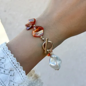 Bracelet breloques nacre multicolore avec perle baroque, fermoir doré et détails élégants.