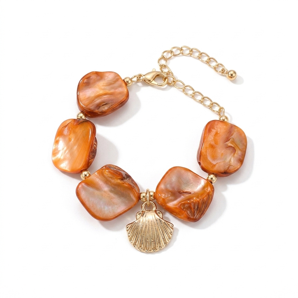 Bracelet bohème chic avec breloque coquillage doré et perles de nacre orange.