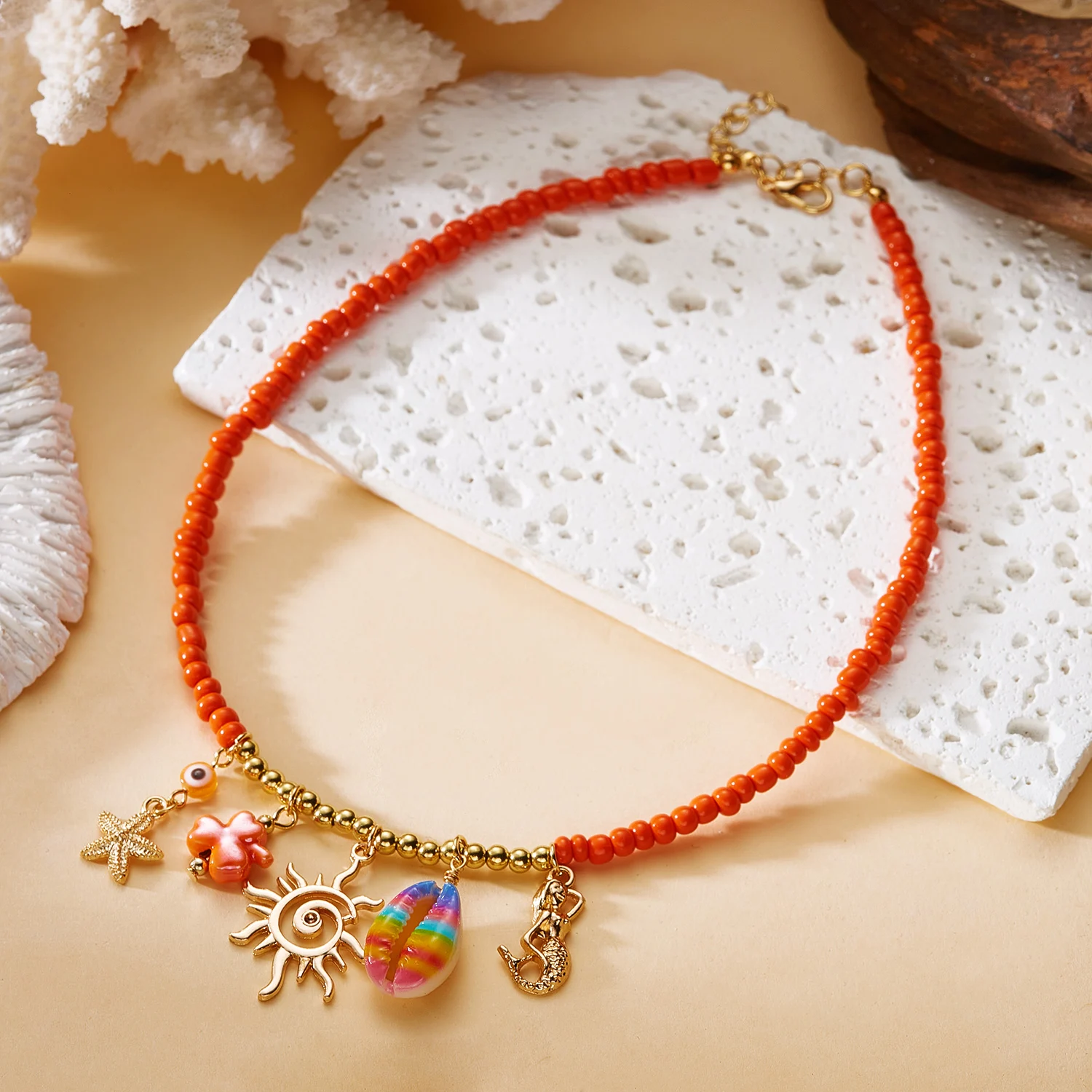 Collier orange à breloques coquillage et sirène – Image 2