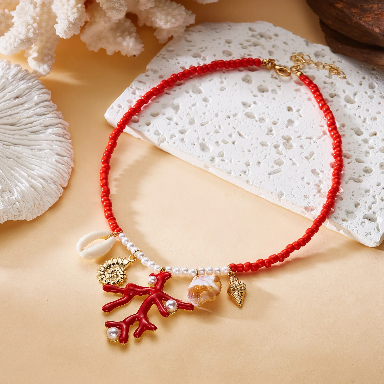Collier rouge à breloques coquillage et sirène – Image 2