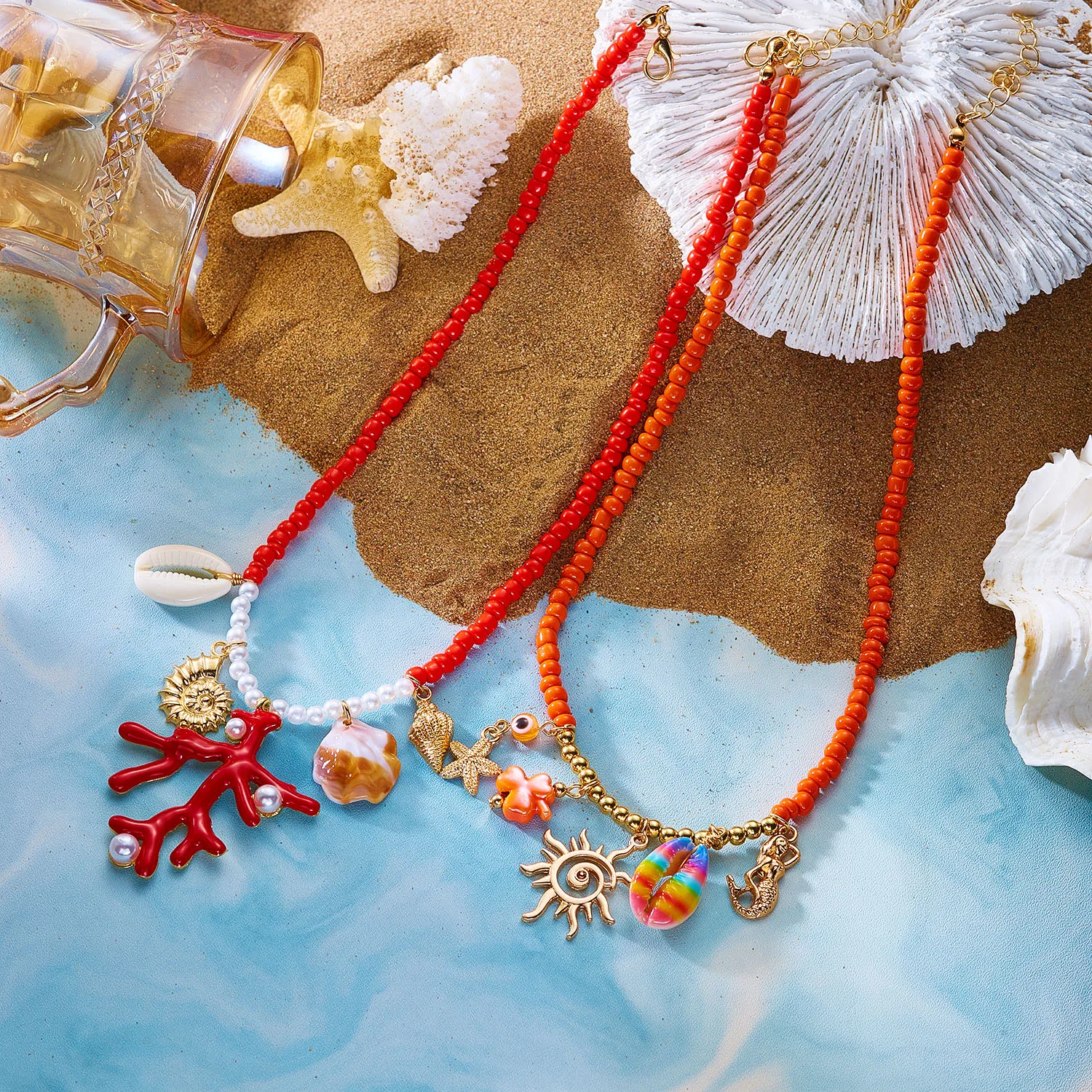 Collier rouge à breloques coquillage et sirène – Image 4