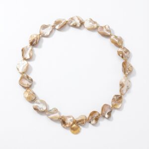 Collier breloque nacre beige tissée, avec pendentif coquillage doré, bijou élégant et naturel.