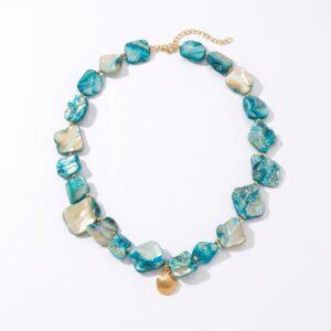 Collier breloque nacre bleu et blanc aux allures marines, avec une touche dorée.
