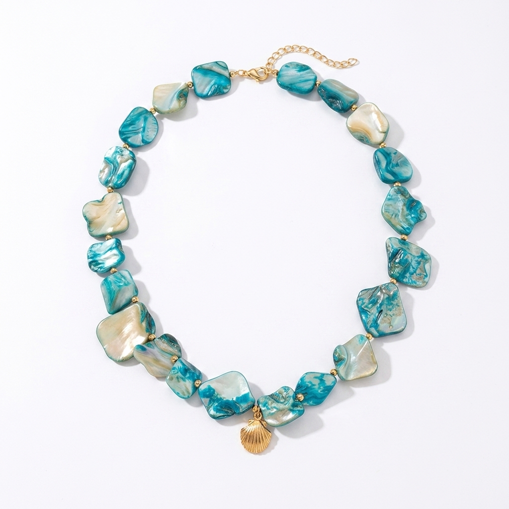 Collier breloque nacre bleu et blanc aux allures marines, avec une touche dorée.