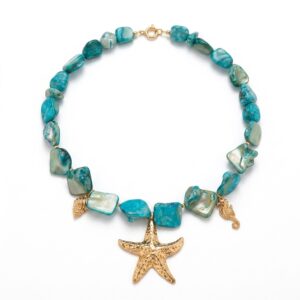 Collier breloque nacre bleu turquoise, orné d'une étoile de mer dorée et de charmants hippocampes pour un style marin chic.