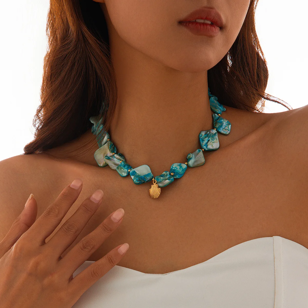 Collier breloque nacre bleu turquoise, coquillage doré, style bohème chic, parfait pour l'été.