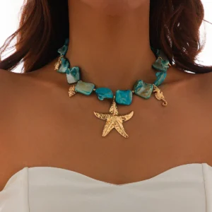 Collier breloque nacre bleu turquoise avec étoile de mer dorée, style marin et bohème.