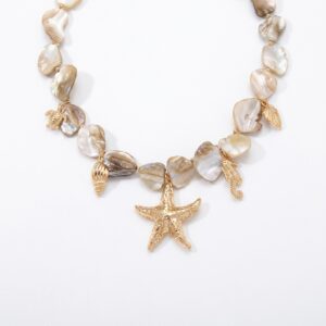 Collier breloque nacre dorée, coquillages et étoile de mer, style bohème chic.