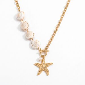 Collier breloque doré avec étoile de mer, perle et coquillages, style bohème chic, parfait pour un look estival.
