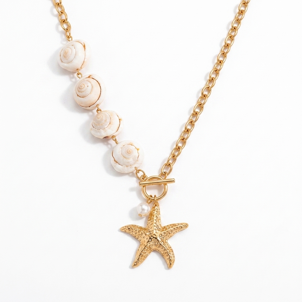 Collier breloque doré avec étoile de mer, perle et coquillages, style bohème chic, parfait pour un look estival.
