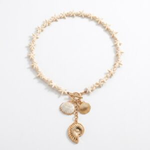 Collier breloque nacre et dorés, orné de coquillages et d'une étoile de mer, style bohème chic.